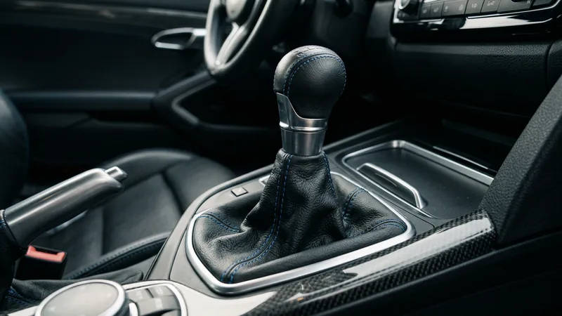 Coifa de câmbio em couro com costura azul no console de carro em Pindamonhangaba