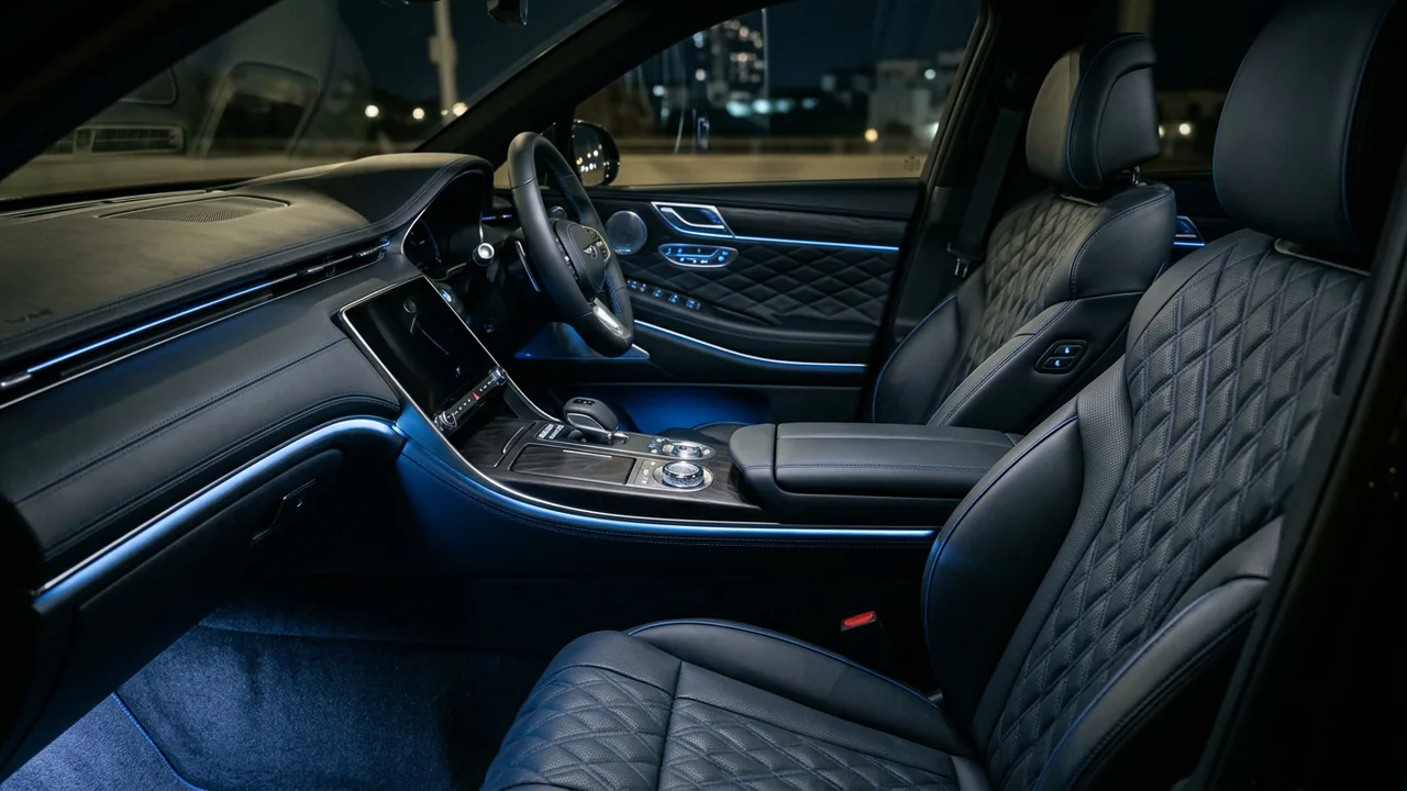 Interior de carro com bancos de couro e iluminação azul - Zito Tapeçaria